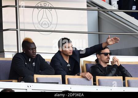 Die PSG-Spieler Jean-Christophe Bahebeck, Thiago Silva und Zlatan Ibrahimovic unterstützen ihre Mannschaft, die am 25. April 2015 im Stadion Parc des Princes in Paris, Frankreich, gegen Lille während des Fußballspiels der französischen First League spielt. Foto von Laurent Zabulon/ABACAPRESS.COM Stockfoto