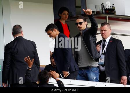 Die PSG-Spieler Jean-Christophe Bahebeck, Thiago Silva und Zlatan Ibrahimovic unterstützen ihre Mannschaft, die am 25. April 2015 im Stadion Parc des Princes in Paris, Frankreich, gegen Lille während des Fußballspiels der französischen First League spielt. Foto von Christian Liewig/ABACAPRESS.COM Stockfoto