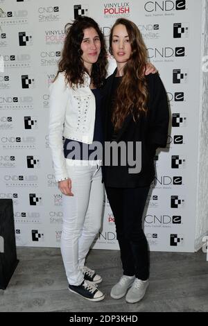 Exklusiv. Joy Koch und die Schauspielerin Juliette Besson (Tochter von Luc Besson und Anne Parillaud) nahmen am 25. April 2015 an der CND-Nagellackparty in Paris, Frankreich, Teil. Foto von Aurore Marechal/ABACAPRESS.COM Stockfoto