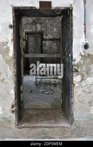 Allgemeine Ansicht des ehemaligen amerikanischen Gefängnisses, Eastern State Penitentiary (ESP), ein US National Historic Landmark, das für die Öffentlichkeit als Museum geöffnet ist, in Philadelphia, PA, USA am 7. April 2015. Das von John Haviland entworfene und am 25. Oktober 1829 eröffnete Eastern State gilt als das erste wahre Zuchthaus der Welt. Das revolutionäre System der Inhaftierung des Eastern State, genannt das "Pennsylvania-System" oder ein separates System, förderte eine separate Inhaftierung (der Aufseher war gesetzlich verpflichtet, jeden Häftling jeden Tag zu besuchen, und die Aufseher wurden beauftragt, jeden Häftling dreimal am Tag zu sehen) Stockfoto