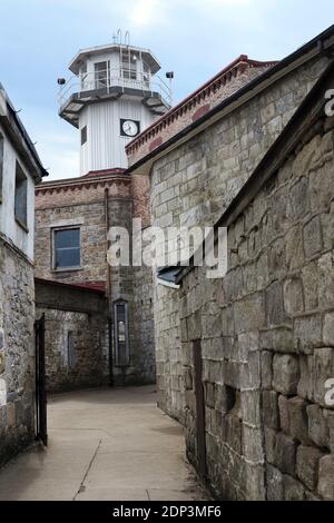 Allgemeine Ansicht des ehemaligen amerikanischen Gefängnisses, Eastern State Penitentiary (ESP), ein US National Historic Landmark, das für die Öffentlichkeit als Museum geöffnet ist, in Philadelphia, PA, USA am 7. April 2015. Das von John Haviland entworfene und am 25. Oktober 1829 eröffnete Eastern State gilt als das erste wahre Zuchthaus der Welt. Das revolutionäre System der Inhaftierung des Eastern State, genannt das "Pennsylvania-System" oder ein separates System, förderte eine separate Inhaftierung (der Aufseher war gesetzlich verpflichtet, jeden Häftling jeden Tag zu besuchen, und die Aufseher wurden beauftragt, jeden Häftling dreimal am Tag zu sehen) Stockfoto