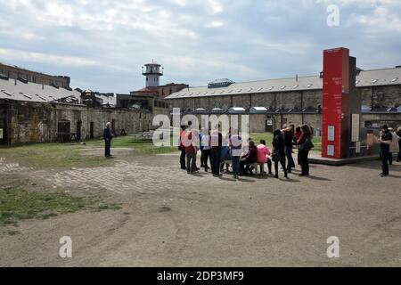 Allgemeine Ansicht des ehemaligen amerikanischen Gefängnisses, Eastern State Penitentiary (ESP), ein US National Historic Landmark, das für die Öffentlichkeit als Museum geöffnet ist, in Philadelphia, PA, USA am 7. April 2015. Das von John Haviland entworfene und am 25. Oktober 1829 eröffnete Eastern State gilt als das erste wahre Zuchthaus der Welt. Das revolutionäre System der Inhaftierung des Eastern State, genannt das "Pennsylvania-System" oder ein separates System, förderte eine separate Inhaftierung (der Aufseher war gesetzlich verpflichtet, jeden Häftling jeden Tag zu besuchen, und die Aufseher wurden beauftragt, jeden Häftling dreimal am Tag zu sehen) Stockfoto
