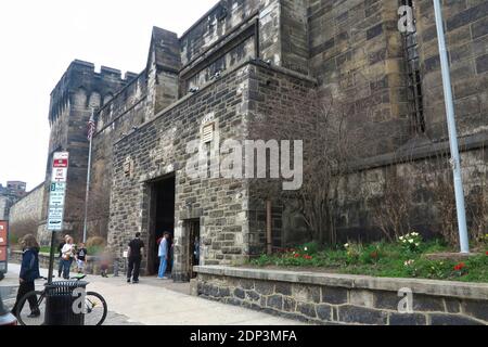 Allgemeine Ansicht des ehemaligen amerikanischen Gefängnisses, Eastern State Penitentiary (ESP), ein US National Historic Landmark, das für die Öffentlichkeit als Museum geöffnet ist, in Philadelphia, PA, USA am 7. April 2015. Das von John Haviland entworfene und am 25. Oktober 1829 eröffnete Eastern State gilt als das erste wahre Zuchthaus der Welt. Das revolutionäre System der Inhaftierung des Eastern State, genannt das "Pennsylvania-System" oder ein separates System, förderte eine separate Inhaftierung (der Aufseher war gesetzlich verpflichtet, jeden Häftling jeden Tag zu besuchen, und die Aufseher wurden beauftragt, jeden Häftling dreimal am Tag zu sehen) Stockfoto