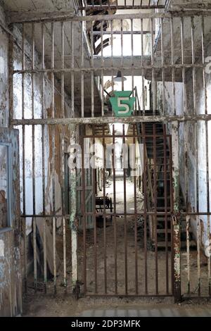 Allgemeine Ansicht des ehemaligen amerikanischen Gefängnisses, Eastern State Penitentiary (ESP), ein US National Historic Landmark, das für die Öffentlichkeit als Museum geöffnet ist, in Philadelphia, PA, USA am 7. April 2015. Das von John Haviland entworfene und am 25. Oktober 1829 eröffnete Eastern State gilt als das erste wahre Zuchthaus der Welt. Das revolutionäre System der Inhaftierung des Eastern State, genannt das "Pennsylvania-System" oder ein separates System, förderte eine separate Inhaftierung (der Aufseher war gesetzlich verpflichtet, jeden Häftling jeden Tag zu besuchen, und die Aufseher wurden beauftragt, jeden Häftling dreimal am Tag zu sehen) Stockfoto