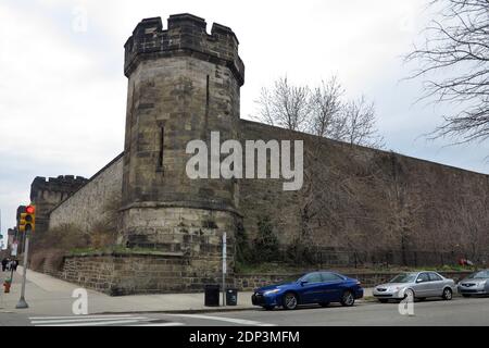 Allgemeine Ansicht des ehemaligen amerikanischen Gefängnisses, Eastern State Penitentiary (ESP), ein US National Historic Landmark, das für die Öffentlichkeit als Museum geöffnet ist, in Philadelphia, PA, USA am 7. April 2015. Das von John Haviland entworfene und am 25. Oktober 1829 eröffnete Eastern State gilt als das erste wahre Zuchthaus der Welt. Das revolutionäre System der Inhaftierung des Eastern State, genannt das "Pennsylvania-System" oder ein separates System, förderte eine separate Inhaftierung (der Aufseher war gesetzlich verpflichtet, jeden Häftling jeden Tag zu besuchen, und die Aufseher wurden beauftragt, jeden Häftling dreimal am Tag zu sehen) Stockfoto