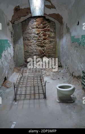 Allgemeine Ansicht des ehemaligen amerikanischen Gefängnisses, Eastern State Penitentiary (ESP), ein US National Historic Landmark, das für die Öffentlichkeit als Museum geöffnet ist, in Philadelphia, PA, USA am 7. April 2015. Das von John Haviland entworfene und am 25. Oktober 1829 eröffnete Eastern State gilt als das erste wahre Zuchthaus der Welt. Das revolutionäre System der Inhaftierung des Eastern State, genannt das "Pennsylvania-System" oder ein separates System, förderte eine separate Inhaftierung (der Aufseher war gesetzlich verpflichtet, jeden Häftling jeden Tag zu besuchen, und die Aufseher wurden beauftragt, jeden Häftling dreimal am Tag zu sehen) Stockfoto