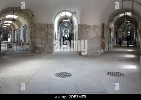Allgemeine Ansicht des ehemaligen amerikanischen Gefängnisses, Eastern State Penitentiary (ESP), ein US National Historic Landmark, das für die Öffentlichkeit als Museum geöffnet ist, in Philadelphia, PA, USA am 7. April 2015. Das von John Haviland entworfene und am 25. Oktober 1829 eröffnete Eastern State gilt als das erste wahre Zuchthaus der Welt. Das revolutionäre System der Inhaftierung des Eastern State, genannt das "Pennsylvania-System" oder ein separates System, förderte eine separate Inhaftierung (der Aufseher war gesetzlich verpflichtet, jeden Häftling jeden Tag zu besuchen, und die Aufseher wurden beauftragt, jeden Häftling dreimal am Tag zu sehen) Stockfoto