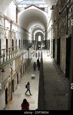Allgemeine Ansicht des ehemaligen amerikanischen Gefängnisses, Eastern State Penitentiary (ESP), ein US National Historic Landmark, das für die Öffentlichkeit als Museum geöffnet ist, in Philadelphia, PA, USA am 7. April 2015. Das von John Haviland entworfene und am 25. Oktober 1829 eröffnete Eastern State gilt als das erste wahre Zuchthaus der Welt. Das revolutionäre System der Inhaftierung des Eastern State, genannt das "Pennsylvania-System" oder ein separates System, förderte eine separate Inhaftierung (der Aufseher war gesetzlich verpflichtet, jeden Häftling jeden Tag zu besuchen, und die Aufseher wurden beauftragt, jeden Häftling dreimal am Tag zu sehen) Stockfoto