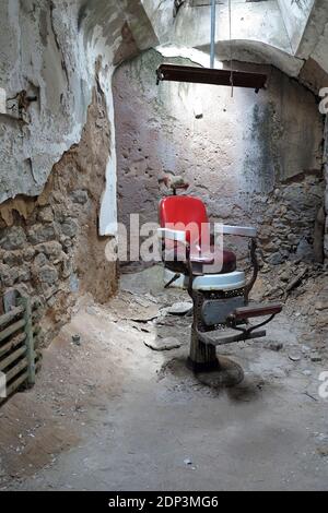 Allgemeine Ansicht des ehemaligen amerikanischen Gefängnisses, Eastern State Penitentiary (ESP), ein US National Historic Landmark, das für die Öffentlichkeit als Museum geöffnet ist, in Philadelphia, PA, USA am 7. April 2015. Das von John Haviland entworfene und am 25. Oktober 1829 eröffnete Eastern State gilt als das erste wahre Zuchthaus der Welt. Das revolutionäre System der Inhaftierung des Eastern State, genannt das "Pennsylvania-System" oder ein separates System, förderte eine separate Inhaftierung (der Aufseher war gesetzlich verpflichtet, jeden Häftling jeden Tag zu besuchen, und die Aufseher wurden beauftragt, jeden Häftling dreimal am Tag zu sehen) Stockfoto
