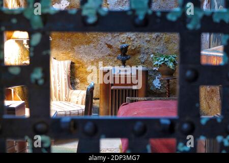 Allgemeine Ansicht des ehemaligen amerikanischen Gefängnisses, Eastern State Penitentiary (ESP), ein US National Historic Landmark, das für die Öffentlichkeit als Museum geöffnet ist, in Philadelphia, PA, USA am 7. April 2015. Das von John Haviland entworfene und am 25. Oktober 1829 eröffnete Eastern State gilt als das erste wahre Zuchthaus der Welt. Das revolutionäre System der Inhaftierung des Eastern State, genannt das "Pennsylvania-System" oder ein separates System, förderte eine separate Inhaftierung (der Aufseher war gesetzlich verpflichtet, jeden Häftling jeden Tag zu besuchen, und die Aufseher wurden beauftragt, jeden Häftling dreimal am Tag zu sehen) Stockfoto