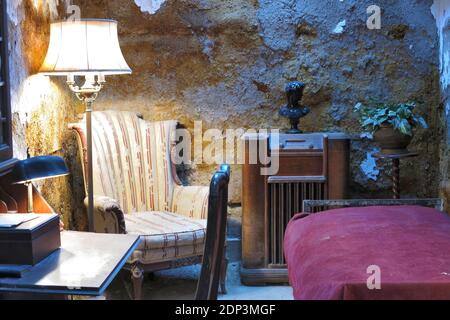 Allgemeine Ansicht des ehemaligen amerikanischen Gefängnisses, Eastern State Penitentiary (ESP), ein US National Historic Landmark, das für die Öffentlichkeit als Museum geöffnet ist, in Philadelphia, PA, USA am 7. April 2015. Das von John Haviland entworfene und am 25. Oktober 1829 eröffnete Eastern State gilt als das erste wahre Zuchthaus der Welt. Das revolutionäre System der Inhaftierung des Eastern State, genannt das "Pennsylvania-System" oder ein separates System, förderte eine separate Inhaftierung (der Aufseher war gesetzlich verpflichtet, jeden Häftling jeden Tag zu besuchen, und die Aufseher wurden beauftragt, jeden Häftling dreimal am Tag zu sehen) Stockfoto
