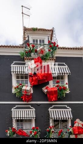 Setubal, Portugal - 18. Dezember 2020: Wunderschöne Weihnachtsdekoration auf einem Haus in der historischen Altstadt von Setubal Stockfoto