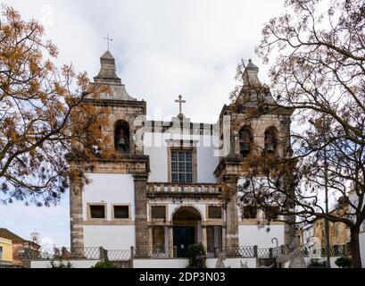 Setubal, Portugal - 18. Dezember 2020: Blick auf die katholische Kirche San Sebastiao in Setubal Stockfoto