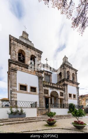 Setubal, Portugal - 18. Dezember 2020: Blick auf die katholische Kirche San Sebastiao in Setubal Stockfoto