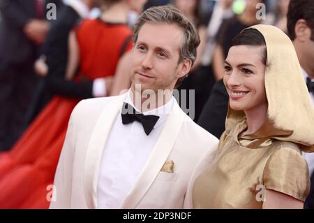 Adam Shulman und Anne Hathaway besuchen die China: Through the Looking Glass Costume Institute Benefit Gala am 4. Mai 2015 im Metropolitan Museum of Art in New York City, NY, USA. Foto von Lionel Hahn/ABACAPRESS.COM Stockfoto