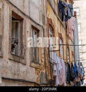 Setubal, Portugal - 18. Dezember 2020: Kleidung zum Trocknen in den engen Gassen des heruntergekommenen Noeighboorhod in Portugal Stockfoto