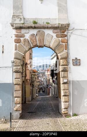 Setubal, Portugal - 18. Dezember 2020:das alte Stadttor führt in das historische Stadtzentrum von Setubal Stockfoto