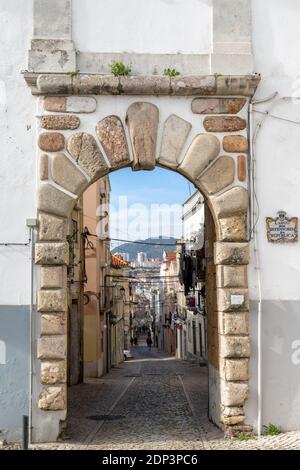 Setubal, Portugal - 18. Dezember 2020:das alte Stadttor führt in das historische Stadtzentrum von Setubal Stockfoto