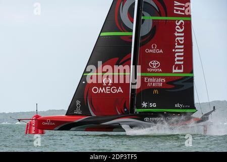 Emirates Team New Zealand behält seinen Vorsprung vor INEOS Team UK, um Rennen sechs der Regatta zu gewinnen. PRADA America's Cup World Series Auckland Race Tag zwei. 18/12/2020 Stockfoto