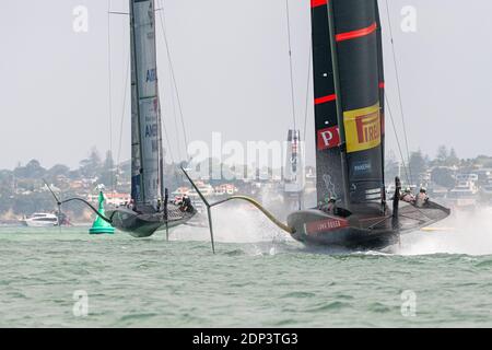 Luna Rossa Prada Pirelli jagt American Magic im zweiten Match des Tages. Rennen sieben der Regatta. PRADA America's Cup World Series Auckland Race Tag zwei. 18/12/2020 Stockfoto