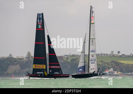 Luna Rossa Prada Pirelli jagt American Magic im zweiten Match des Tages. Rennen sieben der Regatta. PRADA America's Cup World Series Auckland Race Tag zwei. 18/12/2020 Stockfoto