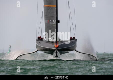 INEOS Team UK vor dem letzten Spiel des Tages gegen Emirates Team New Zealand. Rennen acht der Regatta. PRADA America's Cup World Series Auckland Race Tag zwei. 18/12/2020 Stockfoto