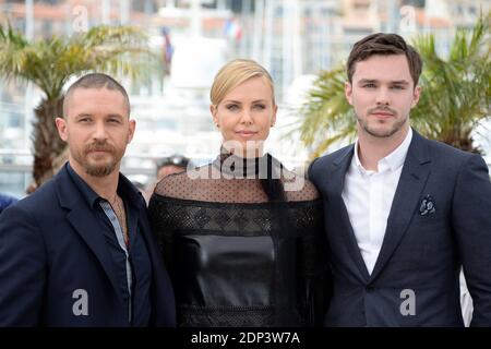 Tom Hardy, Charlize Theron und Nicholas Hoult posieren auf der Fotozelle für den Film Mad Max : Fury Road im Rahmen der 68. Filmfestspiele von Cannes am 14. Mai 2015 in Cannes, Frankreich. Foto von Nicolas Briquet/ABACAPRESS.COM Stockfoto