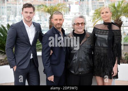 Nicholas Hoult, Tom Hardy, George Miller und Charlize Theron posieren auf der Fotozelle für den Film Mad Max : Fury Road im Rahmen der 68. Filmfestspiele von Cannes in Cannes, Frankreich am 14. Mai 2015. Foto von Nicolas Briquet/ABACAPRESS.COM Stockfoto