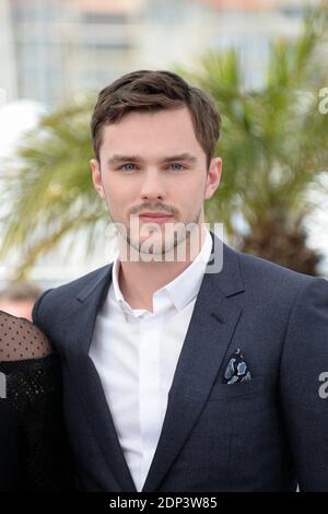 Nicholas Hoult posiert auf der Fotozelle für den Film Mad Max : Fury Road im Rahmen der 68. Filmfestspiele von Cannes am 14. Mai 2015 in Cannes, Frankreich. Foto von Nicolas Briquet/ABACAPRESS.COM Stockfoto