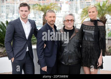 Nicholas Hoult, Tom Hardy, George Miller und Charlize Theron posieren auf der Fotozelle für den Film Mad Max : Fury Road im Rahmen der 68. Filmfestspiele von Cannes in Cannes, Frankreich am 14. Mai 2015. Foto von Nicolas Briquet/ABACAPRESS.COM Stockfoto