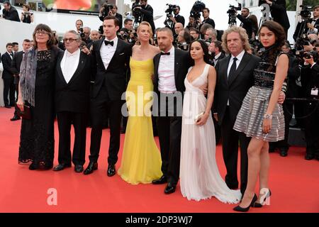 Margaret Sixel, Nicholas Hoult, Zoe Kravitz, George Miller, Charlize Theron, Tom Hardy, Courtney Eaton und Doug Mitchell bei der Ankunft im Palais des Festivals für die Vorführung des Films Mad Max : Fury Road im Rahmen der 68. Filmfestspiele von Cannes in Cannes, Frankreich am 14. Mai 2015. Foto von Nicolas Briquet/ABACAPRESS.COM Stockfoto