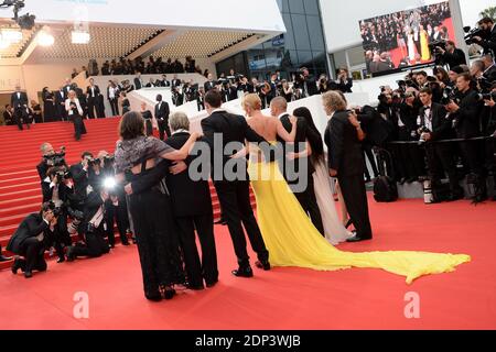Margaret Sixel, Nicholas Hoult, Zoe Kravitz, George Miller, Charlize Theron, Tom Hardy, Courtney Eaton und Doug Mitchell bei der Ankunft im Palais des Festivals für die Vorführung des Films Mad Max : Fury Road im Rahmen der 68. Filmfestspiele von Cannes in Cannes, Frankreich am 14. Mai 2015. Foto von Nicolas Briquet/ABACAPRESS.COM Stockfoto