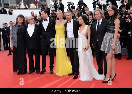 Margaret Sixel, Nicholas Hoult, Zoe Kravitz, George Miller, Charlize Theron, Tom Hardy, Courtney Eaton und Doug Mitchell bei der Ankunft im Palais des Festivals für die Vorführung des Films Mad Max : Fury Road im Rahmen der 68. Filmfestspiele von Cannes in Cannes, Frankreich am 14. Mai 2015. Foto von Nicolas Briquet/ABACAPRESS.COM Stockfoto