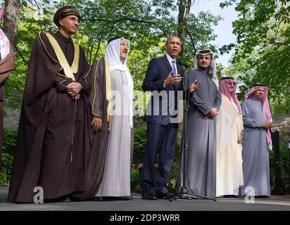 Präsident Barack Obama hält Bemerkungen nach dem Gipfeltreffen des Golf-Kooperationsrates mit den USA am 14. Mai 2015 in Camp David, MD, USA. Obama wurde von links nach rechts von dem stellvertretenden Premierminister von Oman, Sayyid Fahad bin Mahmood Al Said, dem Emir Scheich Sabah Al-Ahmad Al-Jaber Al-Sabah in Kuwait, dem Emir Scheich Tamim bin Hamad Al-Thani in Katar, und dem Saudi-arabischen Kronprinzen Mohammed bin Nayef, begleitet. Und Generalsekretär des Golf-Kooperationsrates, Abdul Latif bin Rashid Al Zayani aus Bahrain. Der Gipfel war aufgerufen, um Fragen zu diskutieren, die die Region einschließlich Terrorismus und die USA-Iran-Atomabkommen. Foto Stockfoto