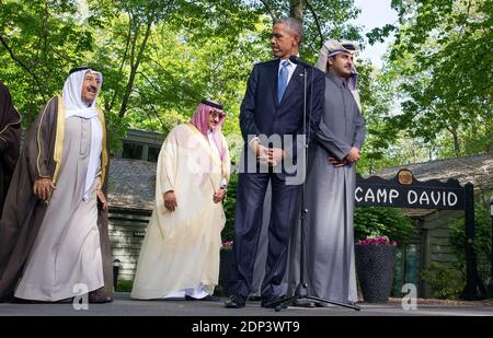 Präsident Barack Obama wartet darauf, nach dem Gipfeltreffen des Golf-Kooperationsrates mit den USA in Camp David, MD, USA, am 14. Mai 2015, seine Ausführungen zu machen. Obama wurde von links nach rechts von Emir Scheich Sabah Al-Ahmad Al-Jaber Al-Sabah aus Kuwait begleitet; Saudi-Arabiens Kronprinz Mohammed bin Nayef Qatars Emir Scheich Tamim bin Hamad Al-Thani. Der Gipfel war aufgerufen, um Fragen zu diskutieren, die die Region einschließlich Terrorismus und die USA-Iran-Atomabkommen. Foto von Kevin Dietsch/Pool/ABACAPRESS.COM Stockfoto