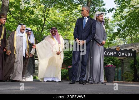 Präsident Barack Obama wartet darauf, nach dem Gipfeltreffen des Golf-Kooperationsrates mit den USA in Camp David, MD, USA, am 14. Mai 2015, seine Ausführungen zu machen. Obama wurde von links nach rechts von dem stellvertretenden Premierminister von Oman, Sayyid Fahad bin Mahmood Al Said, dem Emir Scheich Sabah Al-Ahmad Al-Jaber Al-Sabah in Kuwait, dem Saudi-arabischen Kronprinzen Mohammed bin Nayef und dem Emir Scheich Tamim bin Hamad Al-Thani in Katar, begleitet. Der Gipfel war aufgerufen, um Fragen zu diskutieren, die die Region einschließlich Terrorismus und die USA-Iran-Atomabkommen. Foto von Kevin Dietsch/Pool/ABACAPRESS.COM Stockfoto