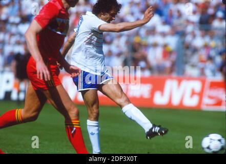 Frankreichs Michel Platini erzielte das 1-0 Tor während der Gruppe EINE erste Runde der UEFA EURO 1984 Fußballspiel, Frankreich gegen Belgien in Stade de la Beaujoire, Nantes, Frankreich am 16. Juni 1984. Frankreich gewann 5:0. Foto von Henri Szwarc/ABACAPRESS.COM Stockfoto