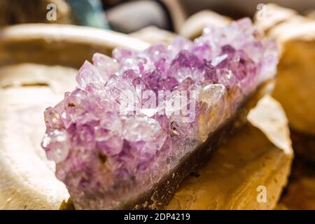 Amethyst ist eine violette makrokristalline Quarzsorte Stockfoto