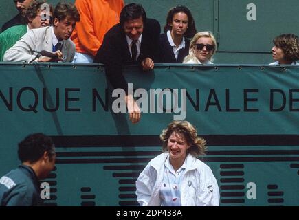 Gratulierte ihr Vater Peter, die deutsche Steffi Graf Gewinnerin der French Tennis Open gegen die US-amerikanische Martina Navratilova im Roland-Garros-Stadion, Paris, Frankreich am 25. Mai 1987. Foto von Henri Szwarc/ABACAPRESS.COM Stockfoto