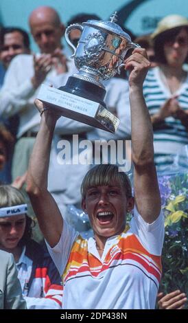 Die amerikanische Martina Navratilova Gewinnerin der French Tennis Open gegen die US-Amerikanerin Andrea Jaeger im Roland-Garros Stadion, Paris, Frankreich am 24. Mai 1982. Foto von Henri Szwarc/ABACAPRESS.COM Stockfoto