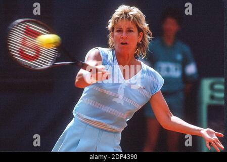 USA's Chris Evert winner of the French Tennis Open against USA's Martina Navratilova In Roland-Garros Stadium, Paris, France on May 27th, 1985. Photo by Henri Szwarc/ABACAPRESS.COM Stock Photo