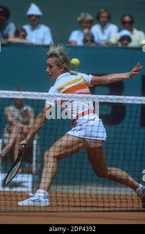 Die amerikanische Martina Navratilova Gewinnerin der French Tennis Open gegen die US-Amerikanerin Andrea Jaeger im Roland-Garros Stadion, Paris, Frankreich am 24. Mai 1982. Foto von Henri Szwarc/ABACAPRESS.COM Stockfoto