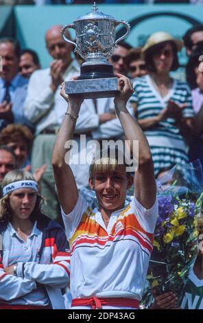 Die amerikanische Martina Navratilova Gewinnerin der French Tennis Open gegen die US-Amerikanerin Andrea Jaeger im Roland-Garros Stadion, Paris, Frankreich am 24. Mai 1982. Foto von Henri Szwarc/ABACAPRESS.COM Stockfoto