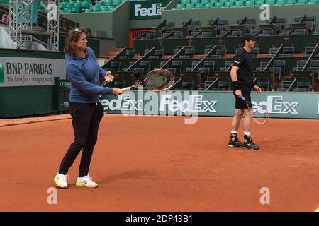 Scotish Andy Murray und seine schwangere Trainerin Amelie Mauresmo während einer Trainingseinheit vor dem Start der French Tennis Open 2015 im Roland-Garros-Stadion in Paris, Frankreich am 20. Mai 2015. Foto von Henri Szwarc/ABACAPRESS.COM Stockfoto