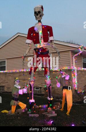 Racine, Wisconsin, USA. Dezember 2020. Ein 12Ã (3.66 Meter) hohes Skelett, gekleidet in ein Weihnachtsmann-Kostüm, befindet sich im Hof der Hazen Familie hone in Racine, Wisconsin Freitag, 18. Dezember 2020. Der Anzug, eine Größe 4XL, wurde online bestellt und erforderte einige Anpassungen. Das Skelett wurde ursprünglich für Halloween aufgerichtet und mit Spinnweben verziert. Die Elfen sind auch aus Skeletten gefertigt. (Bild: © Mark HertzbergZUMA Wire) Quelle: ZUMA Press, Inc./Alamy Live News Stockfoto