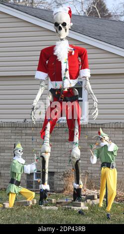 Racine, Wisconsin, USA. Dezember 2020. Ein 12Ã (3.66 Meter) hohes Skelett, gekleidet in ein Weihnachtsmann-Kostüm, befindet sich im Hof der Hazen Familie hone in Racine, Wisconsin Freitag, 18. Dezember 2020. Der Anzug, eine Größe 4XL, wurde online bestellt und erforderte einige Anpassungen. Das Skelett wurde ursprünglich für Halloween aufgerichtet und mit Spinnweben verziert. Die Elfen sind auch aus Skeletten gefertigt. (Bild: © Mark HertzbergZUMA Wire) Quelle: ZUMA Press, Inc./Alamy Live News Stockfoto