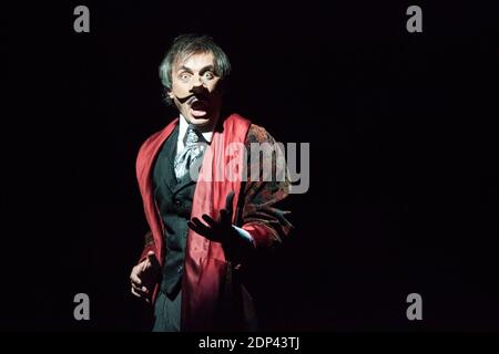 Benoit soles sur scene lors d'une representation de la piece Cyrano De Bergerac ecrite par Edmond Rostand et mise en scene par Henri Lazarini au Theatre 14 A Paris, France, le 20 Mai 2015. Foto von Audrey Poree/ ABACAPRESS.COM Stockfoto