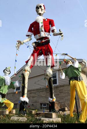 Racine, Wisconsin, USA. Dezember 2020. Ein 12Ã (3.66 Meter) hohes Skelett, gekleidet in ein Weihnachtsmann-Kostüm, befindet sich im Hof der Hazen Familie hone in Racine, Wisconsin Freitag, 18. Dezember 2020. Der Anzug, eine Größe 4XL, wurde online bestellt und erforderte einige Anpassungen. Das Skelett wurde ursprünglich für Halloween aufgerichtet und mit Spinnweben verziert. Die Elfen sind auch aus Skeletten gefertigt. (Bild: © Mark HertzbergZUMA Wire) Quelle: ZUMA Press, Inc./Alamy Live News Stockfoto