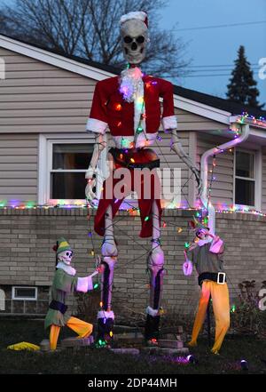 Racine, Wisconsin, USA. Dezember 2020. Ein 12' (3.66 Meter) hohes Skelett, gekleidet in ein Weihnachtsmann-Kostüm, ist im Hof der Hazen Familie hone in Racine, Wisconsin Freitag, 18. Dezember 2020. Der Anzug, eine Größe 4XL, wurde online bestellt und erforderte einige Anpassungen. Das Skelett wurde ursprünglich für Halloween aufgerichtet und mit Spinnweben verziert. Die Elfen sind auch aus Skeletten gefertigt. (Bild: © Mark HertzbergZUMA Wire) Quelle: ZUMA Press, Inc./Alamy Live News Stockfoto