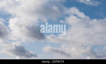 Flauschige Wolken, Hintergrund von Wolken, schöner wolkiger Himmel Stockfoto